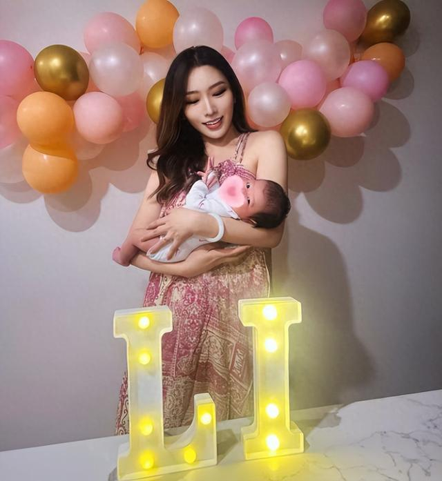 壹号娱乐-李弘权一家近照,24岁成巨星,妻子是白富美教师,顶薪没悬念了|上海队|cba联赛|上海男篮|NCAA|nba_新浪体育_新浪新闻