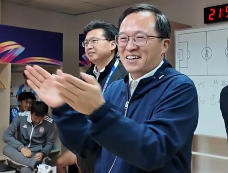 壹号娱乐下载-连云港队0-0战平无锡队，赛后连云港市长来到更衣室慰问球队